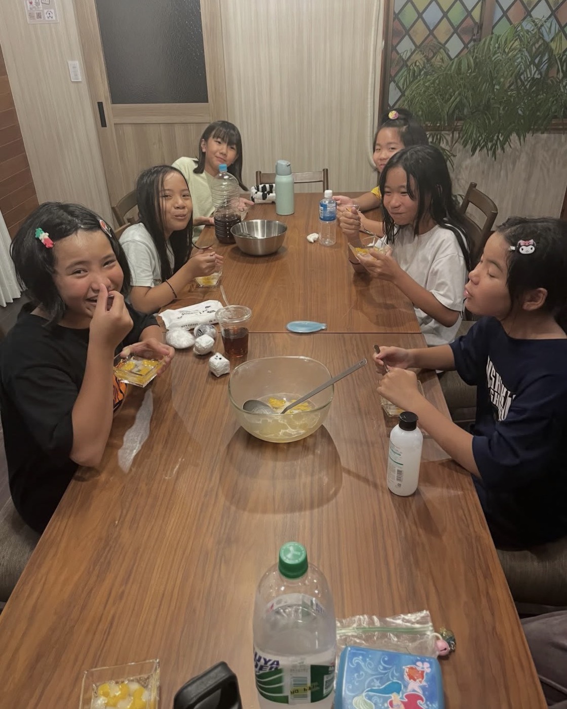 みんなで作ったフルーツポンチを食べる子どもたち