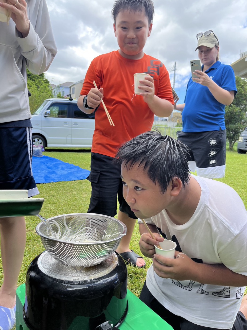 そうめんを頬張る子どもたち