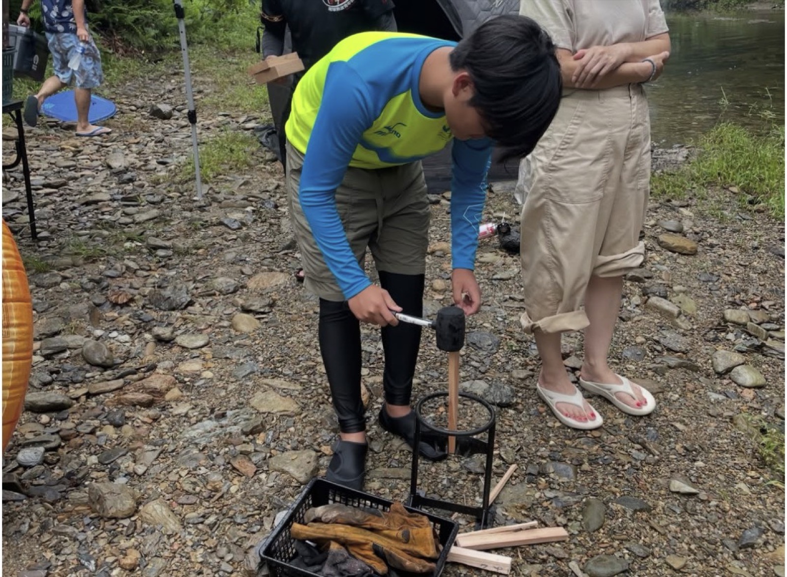 サウナの火起こしの準備をする様子